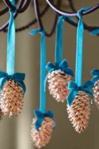 These 22 Thanksgiving Decor DIYs Are So ADORABLE! I love the centerpieces and door hangings!